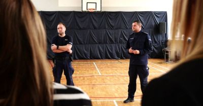 Policjanci szkolili pracowników socjalnych z technik samoobrony