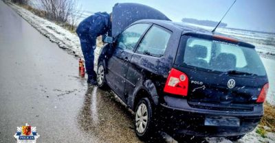 Dzielnicowi ugasili płomienie spod maski i uratowali seniora