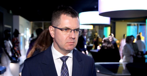 Co roku w Unii Europejskiej powstaje 12,6 mln t odpadów tekstylnych. Same obuwie i odzież to 5,2 mln t, co daje średnio 12 kg na osobę. Instytucje unijne chcą promować recykling i drugi obieg w branży. Z jednej strony służą temu przepisy, jak zmiana dyrektywy odpadowej i narzucenie większej odpowiedzialności na producentów. Z drugiej strony urzędnicy chcą zwiększać świadomość konsumentów i zwracać im uwagę na skalę wyzwań. Jedną z takich inicjatyw jest wystawa mody upcyklingowej „(Re)Made in EU”, która w ubiegłym tygodniu została otwarta w Warszawie.